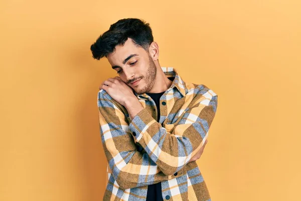 Gündelik Kıyafetler Giyen Genç Spanyol Adam Kendine Sarılıyor Mutlu Pozitif — Stok fotoğraf