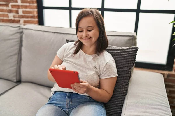 Syndrom Kvinna Med Touchpad Sitter Soffan Hemma — Stockfoto