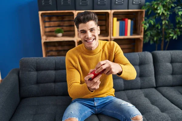 Junger Hispanischer Mann Spielt Videospiel Hause Auf Sofa — Stockfoto