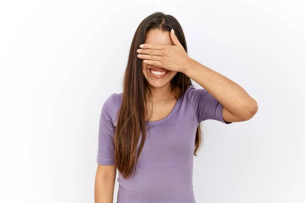 Jovem Morena Por Fundo Isolado Sorrindo Rindo Com Mão Rosto — Fotografia de Stock