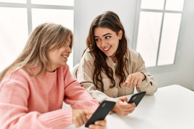 Genç çift mutlu bir şekilde gülümsüyor..