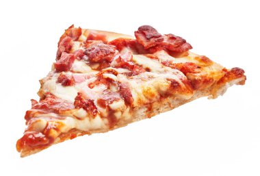 Beyaz izole arka planda İtalyan pastırmalı pizza dilimi.