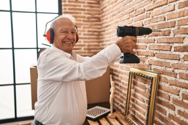 Son sınıf öğrencisi gülümsüyor. Yeni evinde kendine güvenen bir sondaj duvarı var.
