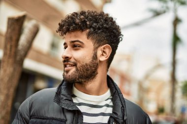 Kasabada gülümseyen genç bir Arap.