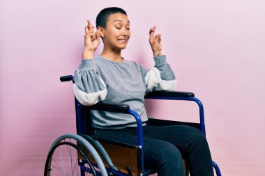 Kısa saçlı, ispanyol bir kadın tekerlekli sandalyede oturmuş umut ve gözleriyle gülümseyerek bana işaret ediyor. Şans ve batıl inançlar. 