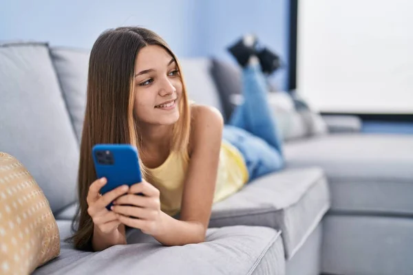 Menina Adorável Usando Smartphone Deitado Sofá Casa — Fotografia de Stock