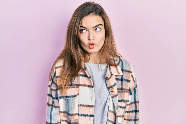 Menina Caucasiana Jovem Vestindo Roupas Casuais Fazendo Cara Peixe Com — Fotografia de Stock