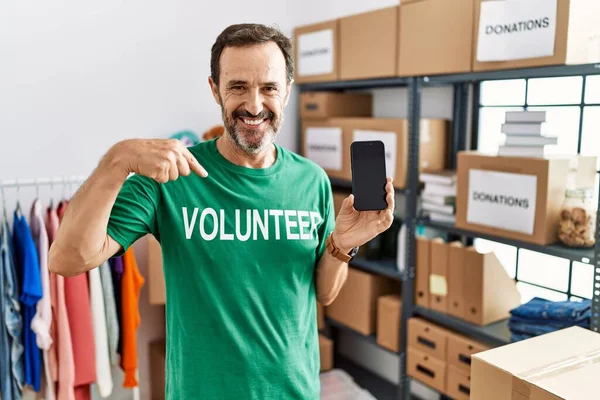Middle Age Man Beard Wearing Volunteer Shirt Holding Smartphone Looking — 스톡 사진