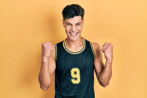 Young Hispanic Man Wearing Basketball Uniform Celebrating Surprised Amazed Success — 图库照片