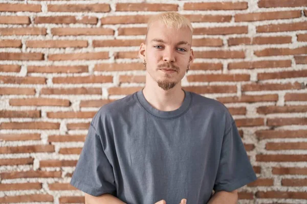 Joven Hombre Caucásico Pie Sobre Pared Ladrillos Con Las Manos —  Fotos de Stock