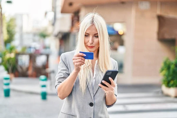 Young Blonde Woman Using Smartphone Credit Card Street — Stock fotografie