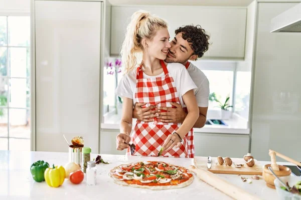Casal Jovem Sorrindo Feliz Abraçando Cozinhar Pizza Italiana Cozinha — Fotografia de Stock