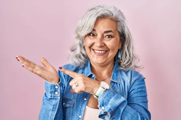 Middelbare Leeftijd Vrouw Met Grijs Haar Staan Roze Achtergrond Verbaasd — Stockfoto