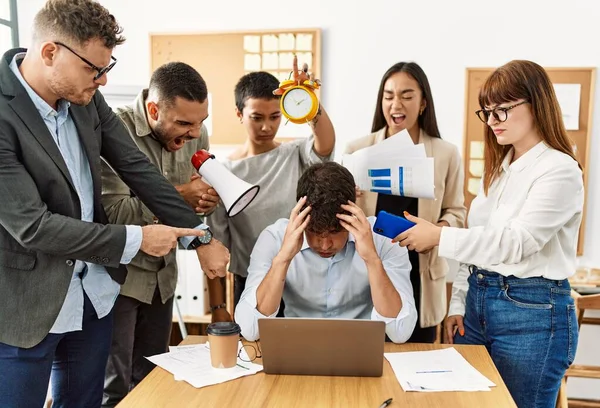 Grupo Empresários Gritando Para Parceiro Estressado Escritório — Fotografia de Stock