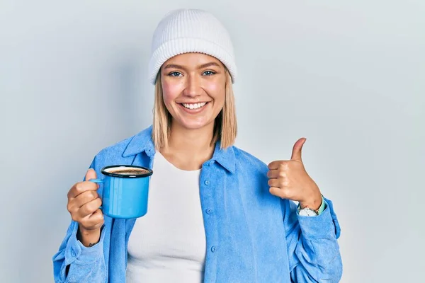 Beautiful Blonde Woman Drinking Cup Coffee Smiling Happy Positive Thumb — 스톡 사진