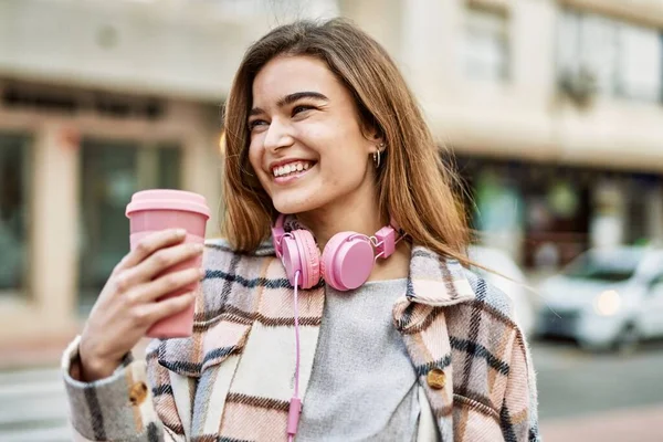 Junge Blonde Frau Mit Kopfhörern Hält Kaffee Auf Der Straße — Stockfoto