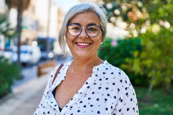 Mujer Mediana Edad Sonriendo Confiada Pie Parque —  Fotos de Stock