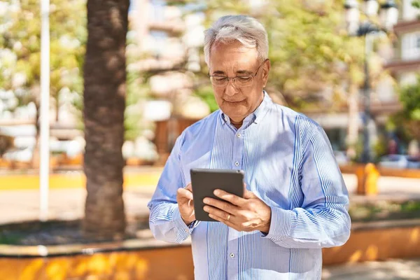 Uomo Anziano Sorridente Fiducioso Utilizzando Touchpad Parco — Foto Stock