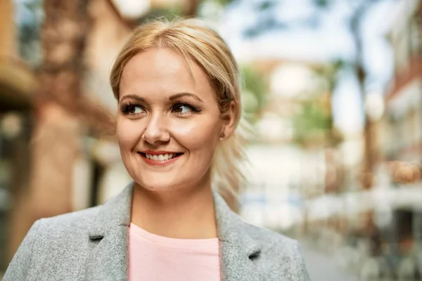 Joven Mujer Negocios Rubia Sonriendo Feliz Pie Ciudad —  Fotos de Stock