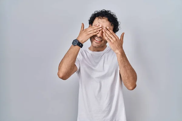 Hispanic Man Standing Isolated Background Covering Eyes Hands Smiling Cheerful — Foto de Stock
