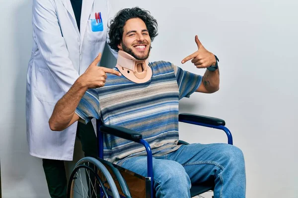 Bonito Homem Hispânico Sentado Cadeira Rodas Vestindo Colar Pescoço Olhando — Fotografia de Stock