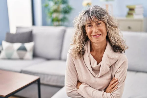 Middle Age Woman Sitting Sofa Arms Crossed Gesture Home — Stock Photo, Image