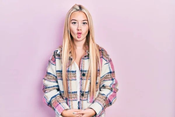Ung Blond Flicka Bär Casual Kläder Gör Fisk Ansikte Med — Stockfoto