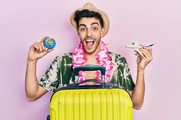 Young Hispanic Man Wearing Summer Style Hawaiian Lei Holding World — Stock Photo, Image
