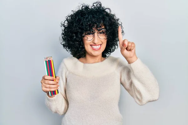 Young Middle East Woman Holding Colored Pencils Smiling Idea Question — Fotografia de Stock