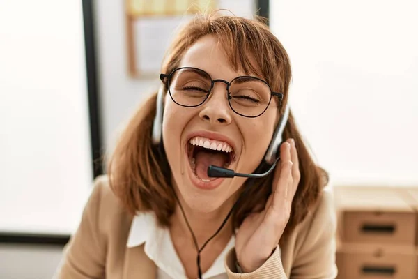 Ofiste Çalışırken Gülümseyen Kafkasyalı Bir Çağrı Merkezi Ajanı — Stok fotoğraf