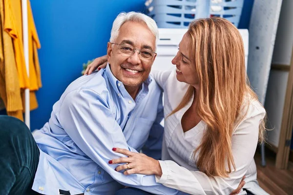 Middle Age Man Woman Couple Hugging Each Other Waiting Washing — Stock Photo, Image