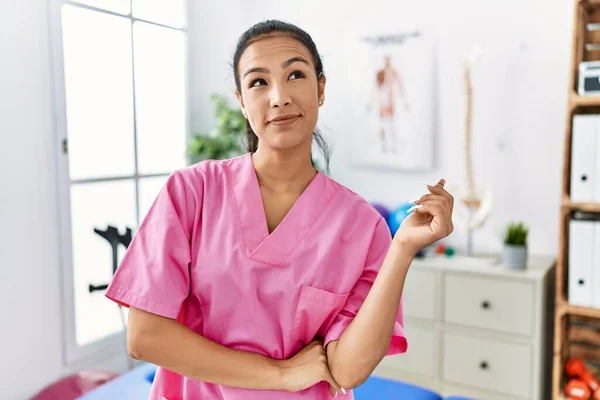 Ung Latinamerikansk Kvinna Arbetar Smärta Återhämtning Klinik Ler Tittar Sidan — Stockfoto