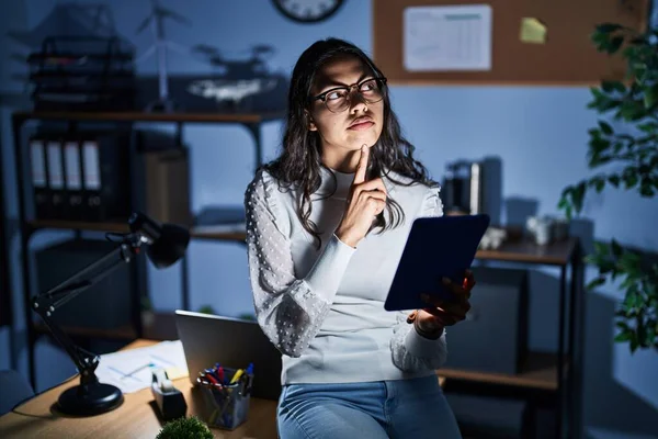 Mujer Brasileña Joven Usando Touchpad Noche Trabajando Oficina Pensando Concentrado — Foto de Stock