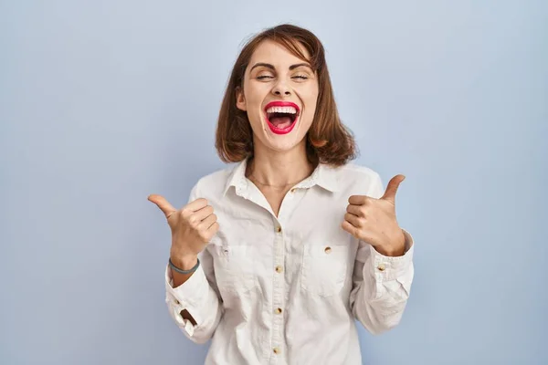 Young Beautiful Woman Standing Casual Blue Background Success Sign Doing — Foto Stock