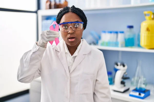 Africano Americano Mulher Trabalhando Laboratório Cientista Segurando Fita Rosa Assustado — Fotografia de Stock