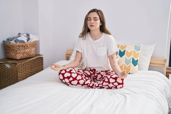 Young Woman Doing Yoga Exercise Sitting Bed Bedroom — ストック写真