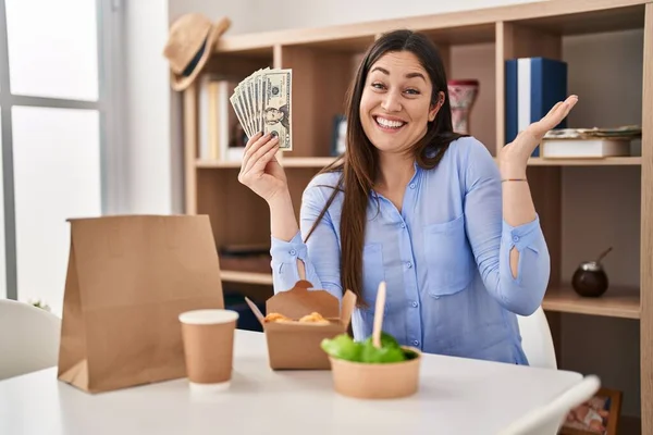 Junge Brünette Frau Isst Hause Essen Zum Mitnehmen Und Hält — Stockfoto