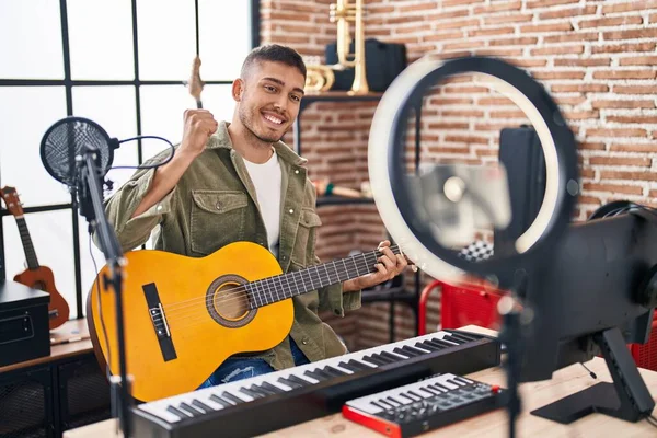 Jovem Hispânico Fazendo Tutorial Guitarra Online Gritando Orgulhoso Celebrando Vitória — Fotografia de Stock