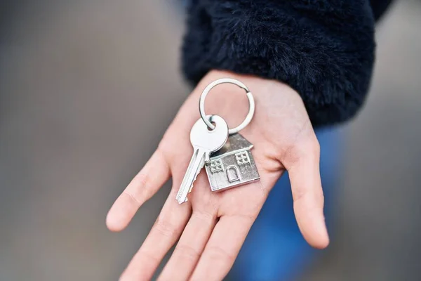 Young Woman Holding Key New Home Street — Stock Photo, Image