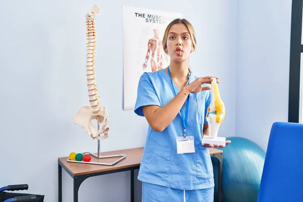 Young Blonde Orthopedic Woman Holding Anatomical Model Knee Joint Making — Stock Photo, Image