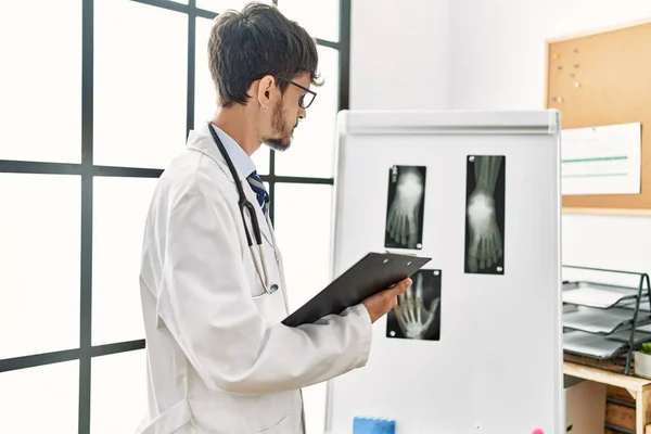 Joven Médico Hispano Buscando Rayos Trabajando Clínica —  Fotos de Stock