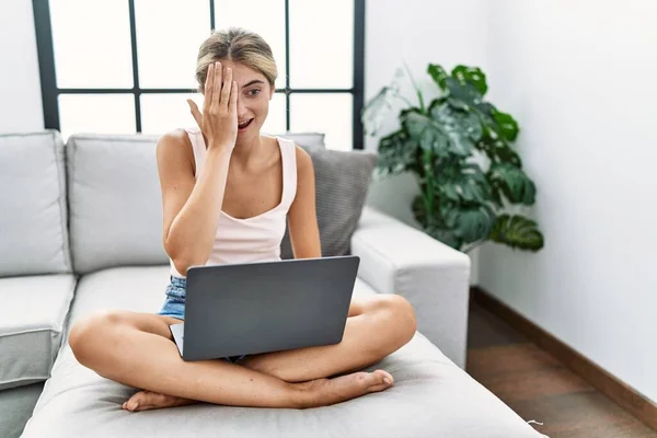 Jonge Blonde Vrouw Met Behulp Van Laptop Thuis Zitten Bank — Stockfoto