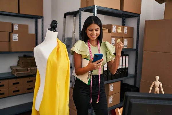 Jovem Latina Costureira Com Expressão Vencedora Usando Smartphone Estúdio Designer — Fotografia de Stock