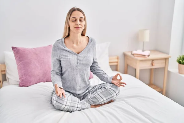 Mujer Joven Haciendo Ejercicio Yoga Sentada Cama Dormitorio — Foto de Stock