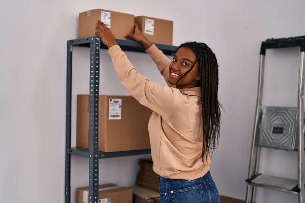 Afrikaans Amerikaanse Vrouw Commerce Zakenman Organiseren Pakketten Kantoor — Stockfoto