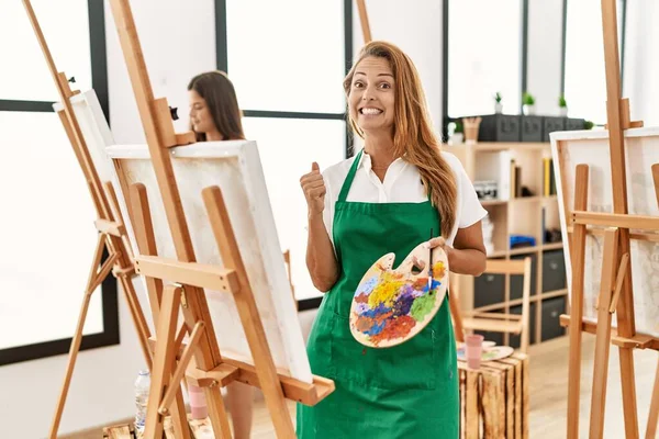 Young Hispanic Middle Age Woman Art Classroom Screaming Proud Celebrating — Fotografia de Stock