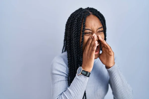 Donna Afroamericana Piedi Sopra Sfondo Blu Gridando Arrabbiato Alta Voce — Foto Stock