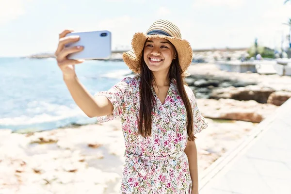 Young Latin Girl Wearing Summer Hat Making Selfie Smartphone Beach — Stockfoto