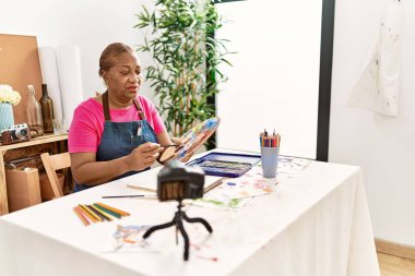 Kıdemli Afro-Amerikan kadın resim atölyesinde resim dersi veriyor.