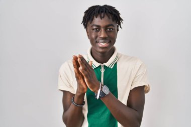 Afrika kökenli Afrikalı bir adam izole edilmiş arka planda alkışlıyor ve mutlu ve neşeli bir şekilde alkışlıyor, gururla gülümsüyor 